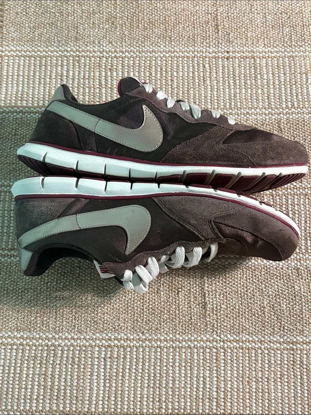 Women’s Vintage Nike Eclipse Running Shoe with Metallic Bronze Nike Swoosh. Sz-8